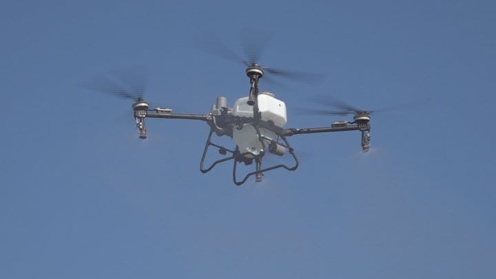 「負担が減るし、希望を感じられる」農業用大型ドローンがデモ飛行　1度に70Ｌ散布、障害物の自動検知も　山梨