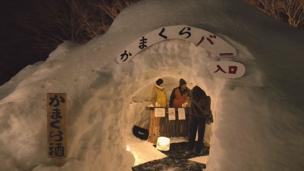 ほのかな明かりに包まれ｢中尾かまくらまつり｣始まる 獅子舞披露され地酒も 2月10日まで 岐阜･新穂高温泉 中尾白山神社