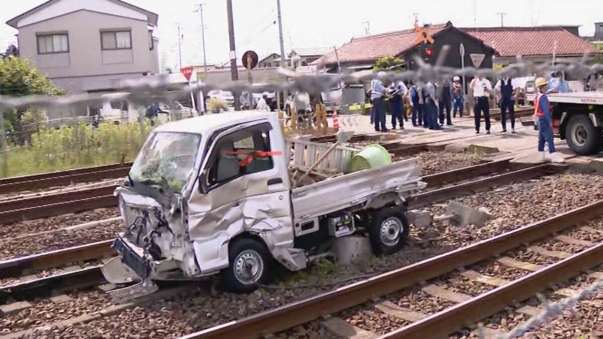 ｢軽トラックがくしゃくしゃに…｣ JRの踏切内で貨物列車と衝突 運転していた男性が死亡 遮断機が降りた後に立ち入ったか 愛知･稲沢市