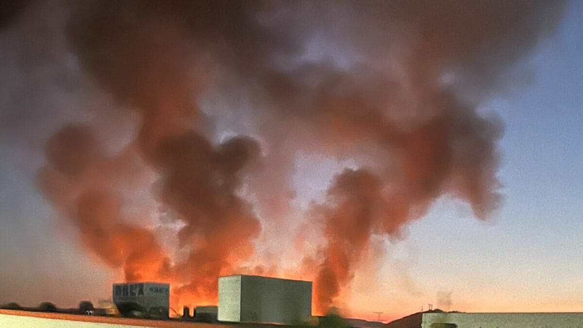 「河川敷が燃えている」高梁川河川敷で広範囲にわたる枯れ草火災　2時間経った現在も消火活動中「新総社大橋」は通行止めに【17日午後7時30分現在　岡山】