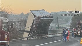 トラックがガードレール突き破り…あわや転落 東名高速 上り豊田JCT～岡崎IC間で事故 運転していた男性にけがなし 愛知･岡崎市|TBS NEWS DIG