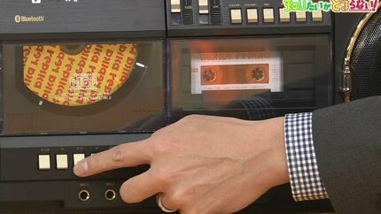 令和に新発売、懐かしのラジカセ 音のチープな感じがいいと若者が