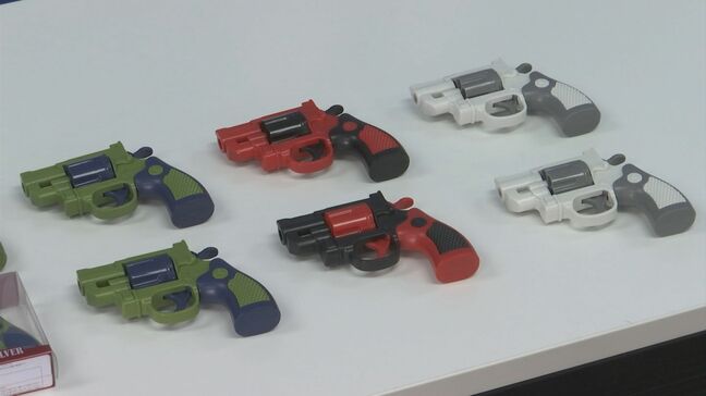 おもちゃとして販売のプラスチック製拳銃　実弾装てん可能などのため来年以降所持が銃刀法違反に　警察が回収呼びかけ|TBS NEWS DIG