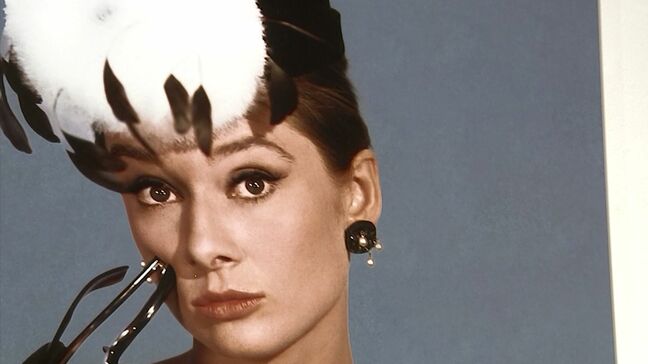 高梁市成羽美術館で開催中の写真展「AUDREY in Cinema」　撮影の裏側を映した貴重な写真も【岡山】|TBS NEWS DIG