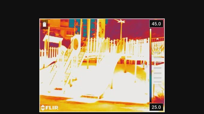 公園遊具の温度は「67℃」サーモグラフィーカメラで街中を撮影すると… 体温をこえる危険な暑さ|TBS NEWS DIG