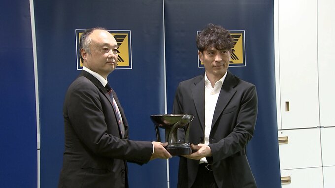 戦前のサッカー優勝杯　慶応大合宿所で見つかる　日本サッカー協会に返還|TBS NEWS DIG