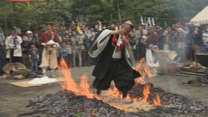 裸足で火の上を歩いて「火渡り修行」　家内安全や無病息災祈る　　|　山梨のニュース | ＵＴＹテレビ山梨