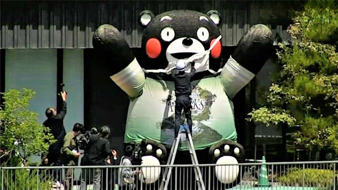 巨大くまモンも『マスク外す』新型コロナ感染拡大から3年 インフルエンザと同じ「5類」に引き下げ　|　熊本のニュース｜RKK NEWS｜RKK熊本放送