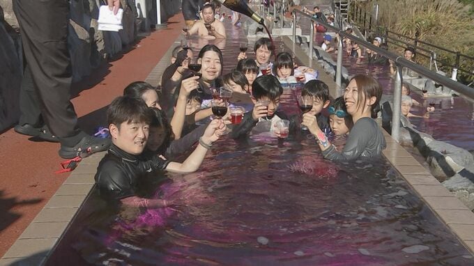 神奈川県箱根町の温泉施設に贅沢な露天風呂「ボージョレ・ヌーボー風呂」が登場　今月24日まで|TBS NEWS DIG