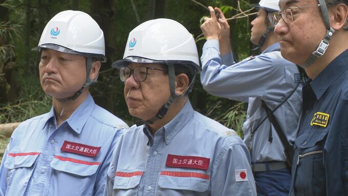 金子恭之国土交通大臣（左から2人目）