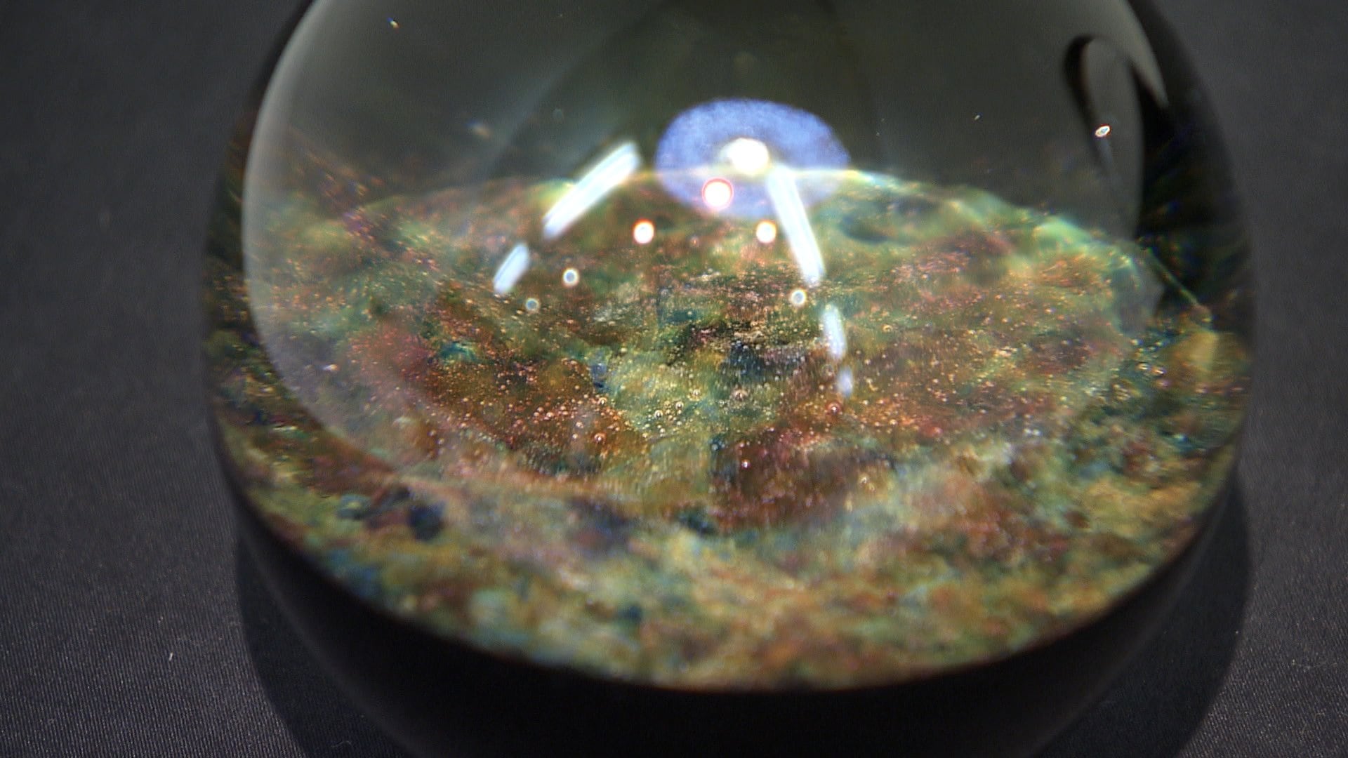 ガラス作家と陶芸家「小孫哲太郎・戸田晶子二人展」 合作も含め約100点