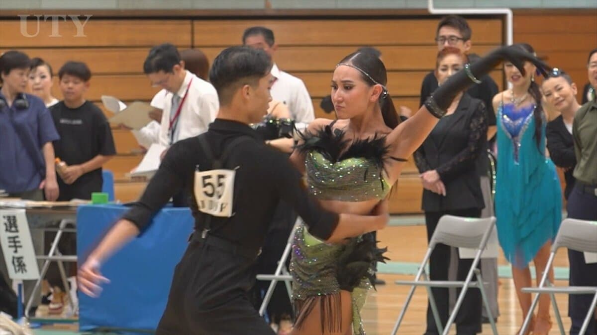 300人がラテンとスタンダードで華麗なステップなどを披露　社交ダンス競技大会　甲府