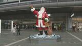 駅も冬の彩り　高さ３メートルの巨大なサンタクロースが博多駅前に登場　|　福岡のニュース｜RKB NEWS｜RKB毎日放送