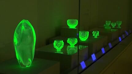 ウランガラスの作品展 18人の作家が制作した器やオブジェ43点を展示 5