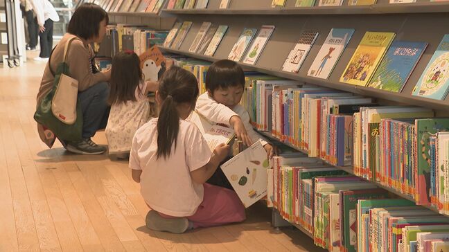 ふだんは静かな図書館がにぎやかな空間に「こどもワイワイ図書館」開催 山口県山口市|TBS NEWS DIG