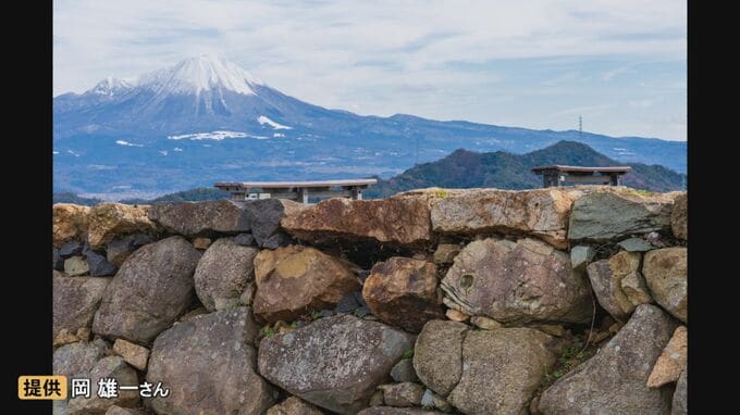 「思っていたより、かなり鯛」「自然にしてはすごくリアル」米子城跡の石垣に…めでタイ「鯛石」見つかり話題に　なんともメデタイ！ご利益がありそう？|TBS NEWS DIG
