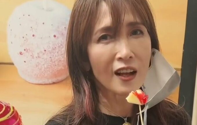 【工藤静香】　「3日連続りんご飴を食べました」「すごく美味しいの。大好きな味！」　オフショットに反響|TBS NEWS DIG