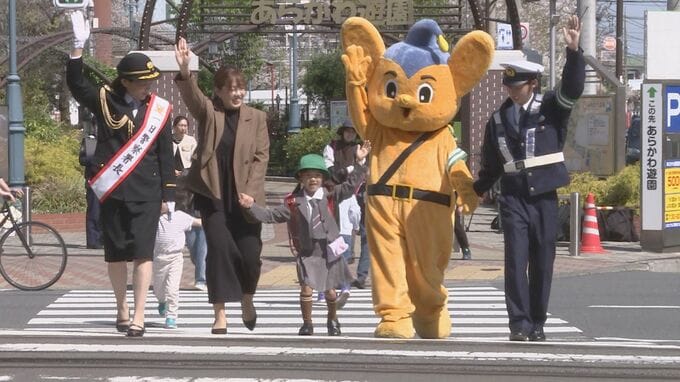 東京都内で多くの小学校が入学式　新小学1年生が横断歩道“渡り初め” 通学時の注意点学ぶ　警視庁尾久署　東京・荒川区|TBS NEWS DIG