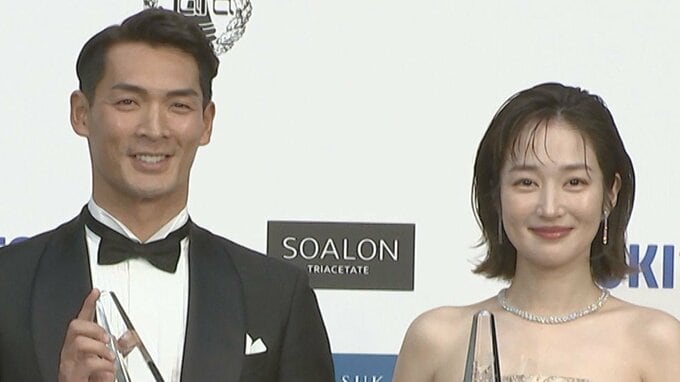 【 槙野智章・高梨臨 】まるで披露宴　初の夫婦受賞に照れ笑い浮かべるも夫のエスコートに辛口批評「5点。全く出来てなかった」|TBS NEWS DIG