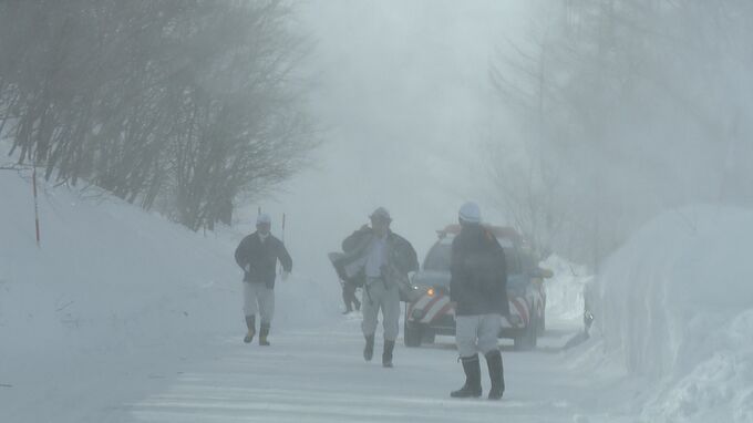 雪崩で温泉宿3軒“孤立続く”　午後に専門家派遣し除雪再開判断へ　福島　|　福島のニュース│TUF