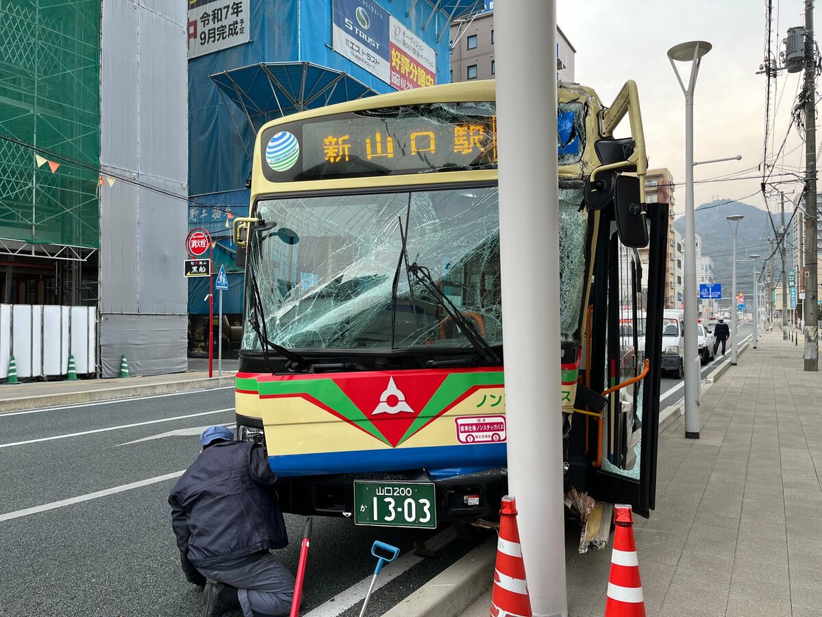 電柱にバスがぶつかった」路線バスが道路脇の案内標識に衝突する事故