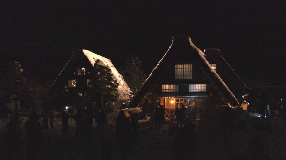 今年はあと3回！世界遺産・白川郷の合掌造り集落をライトアップ「本当に来てよかった」雪が積もって幻想的な光景に