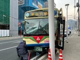 「電柱にバスがぶつかった」路線バスが道路脇の案内標識に衝突する事故 1人が腰の痛み訴え救急搬送 山口|TBS NEWS DIG