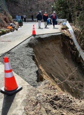【続報】救助された男性の死亡を確認　道路が崩落しバックホーごと100メートル転落　中房温泉に向かう山中の県道で舗装工事　18日に冬期通行止めの解除を予定　長野・安曇野市|TBS NEWS DIG