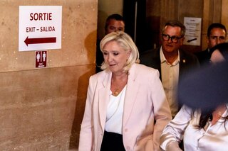 フランス大統領選、極右ルペン氏が決選投票で勝つ公算－支持率トップ| TBS CROSS DIG with Bloomberg