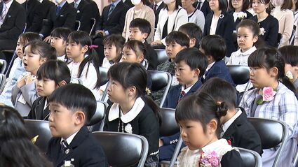 ちょっぴり緊張も…ピカピカのランドセル背負って新1年生が入学式 心