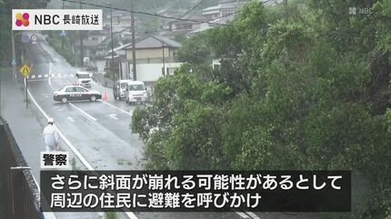 さらに崩れる恐れ】周辺住民に避難呼びかけ 長崎市の国道沿いで