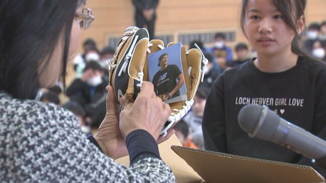 メジャーリーガー大谷翔平選手からのグローブ 始業式でお披露目 多くの小学校で3学期スタート |TBS NEWS DIG