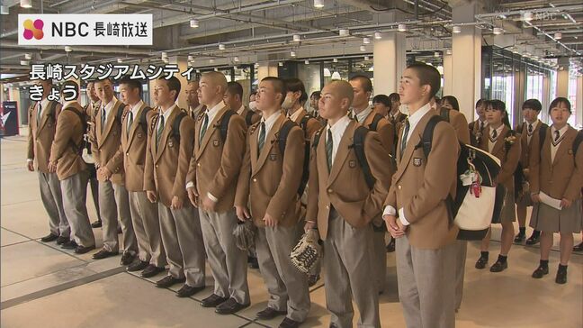 アリーナの手すりが「斜め」な理由は？長崎商業高校の生徒がスタジアムシティで校外学習　“地域課題を解決する力”|TBS NEWS DIG