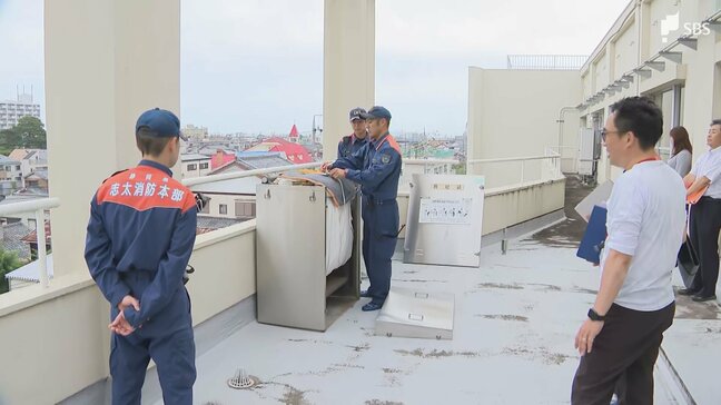 「校内の設備がすぐ動かせるかどうか再確認を」東京都の小学校火災を受け静岡県の小中学校で消防が安全確認 救助袋や消火器の設置状況など点検=静岡・焼津市|TBS NEWS DIG
