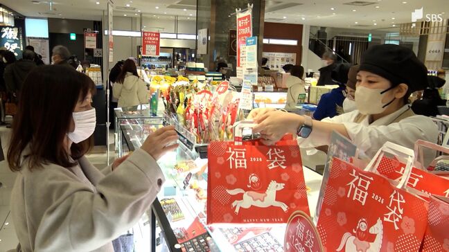 「お正月が来たって感じ」「今年1年頑張ろうと買い込む日」福袋に長い列　初売りで百貨店にぎわう＝静岡・浜松市|TBS NEWS DIG
