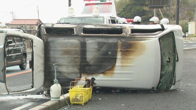 目撃者が語る緊迫の救出の瞬間「炎がすごかった」80代男女が乗った軽自動車が横転し炎上「警察官が棒状のもので窓を破り、ドアをこじあけて…」男女2人が救急搬送　島根・大田市|TBS NEWS DIG