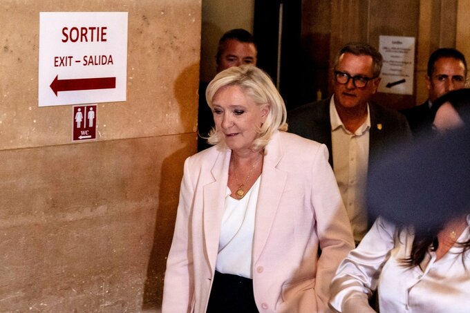 フランス大統領選、極右ルペン氏が決選投票で勝つ公算－支持率トップ