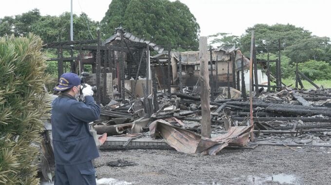 消火活動中に周辺を歩く姿…自宅を全焼させた疑いで27歳男を緊急逮捕　父親は外出中　鹿児島|TBS NEWS DIG