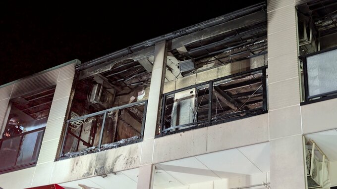 茨城・牛久市の3階建てマンションで火事　火元の部屋から1人の性別不明遺体　119番通報の途中で途切れる|TBS NEWS DIG