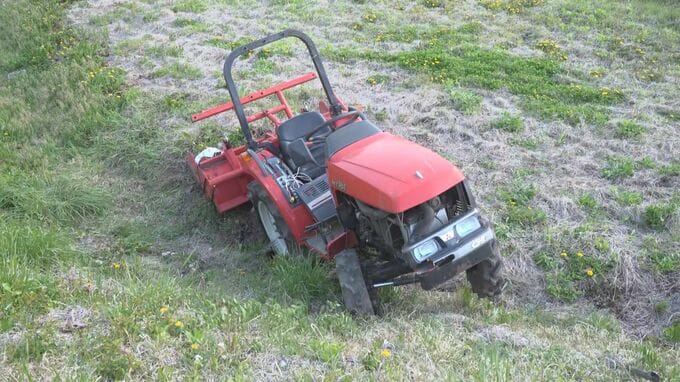 「トラクターが転落している」運転していた81歳男性が死亡【写真あり】道路から高さおよそ2メートル下の休耕地に転落　畑に農作業に行く途中だったか　長野　　|　SBC NEWS | 長野のニュース | SBC信越放送