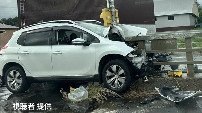 中央分離帯の欄干に衝突しフロント部分が大破、運転の男性は腕から流血するも無事　北海道浦臼町・国道275号　|　北海道のニュース｜HBC北海道放送
