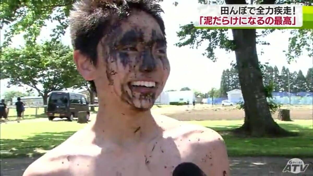 高校生「泥だらけになるの最高」田んぼで劇走!旗を奪い合う | 青森の 高校生「泥だらけになるの最高」田んぼで劇走!旗を奪い合う | 青森の