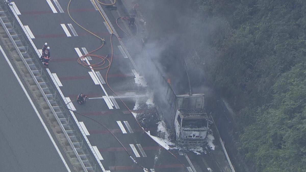 大型トラックが燃え炎が… 運転手｢タイヤから出火した｣と通報 岐阜･恵那市の中央自動車道