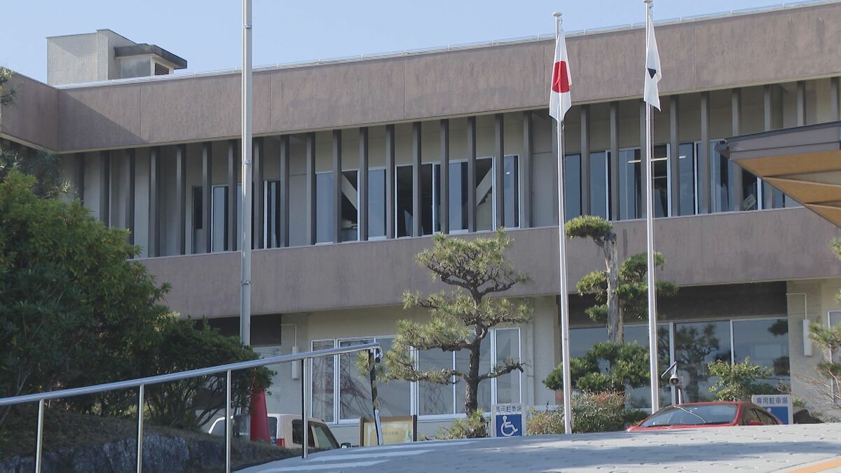 役場の駐車場で車をバック中に女性をはね逃げた疑い 57歳の女を逮捕 愛知・東浦町役場