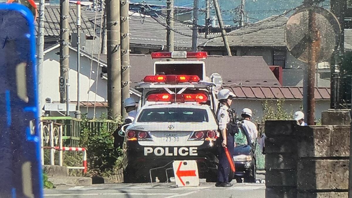 【速報】重体の模様だった女性が死亡　自宅前の道路で乗用車とぶつかる　山梨