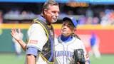 イチロー 新旧背番号“51”でサプライズ始球式 本拠地ファンが大歓声、会見では大谷にエール「日本人の心を忘れないで引っ張っていって」|TBS NEWS DIG