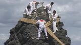 縁結びのシンボル「夫婦岩」 で大しめ縄の張り替え 神職や氏子ら20人が約9メートル離れた女岩と男岩を結ぶ | 名古屋・愛知・岐阜・三重のニュース【CBC news】 | CBC web