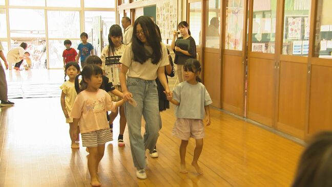 線状降水帯発生でダム緊急放流想定に訓練 小学生が園児たちの手を握って誘導、校舎2階へ|TBS NEWS DIG