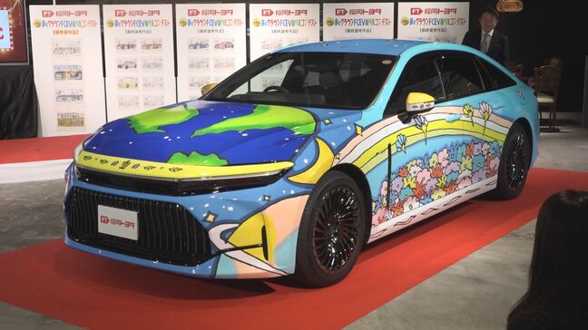 子供たちの「ぬりえコンテスト」最優秀作品がラッピングされた車がお披露目　福岡マラソンの先導車に|TBS NEWS DIG