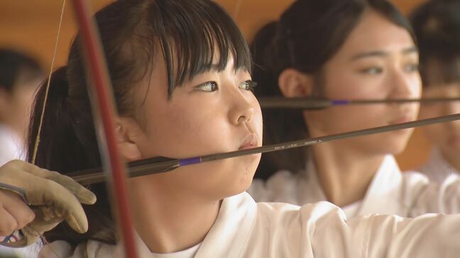 高校日本一を目指して静かな熱戦　60メートル離れた場所にある直径1メートルの的を射貫く「全国高校遠的弓道大会」|TBS NEWS DIG